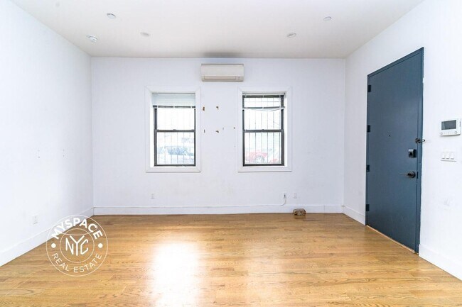 Building Photo - 644 Lorimer St