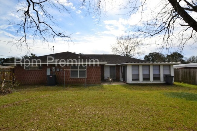 Building Photo - 8255 Queenswood Ct
