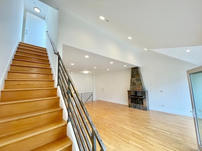 Building Photo - Prime Noe Valley 3 Level Condo w/2 car Garage, Rooftop Deck - Elizabeth @  San Jose