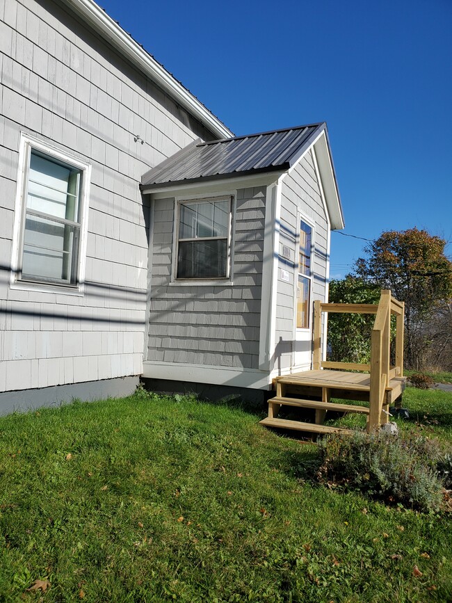 Photo du bâtiment - Nestled in the pine trees