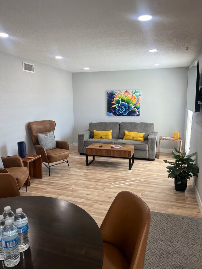 Sala de estar - 3393 Kearsage Dr