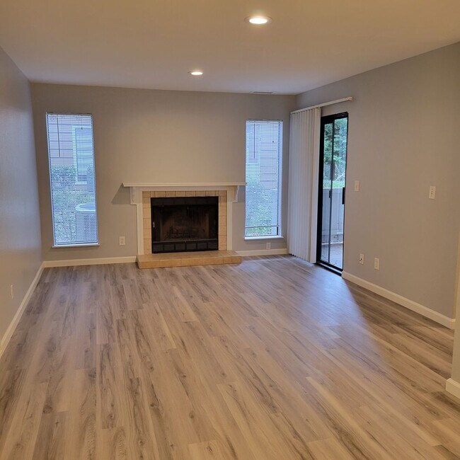 Foto del edificio - 2 Bedroom, 2 Bathroom Condo for Rent in Ma...