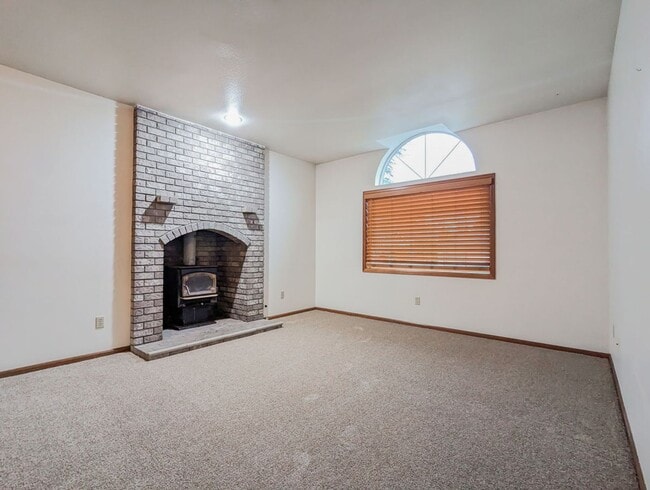 Building Photo - **Move-In Special** Beautiful 3 bed, 2.5 bath Rambler w/ New Carpet Throughout!