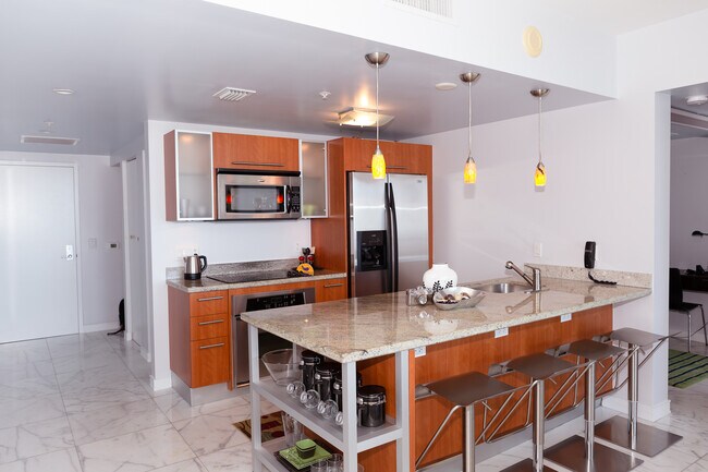 Cocina totalmente equipada con ollas y sartenes. - 185 SW 7th St