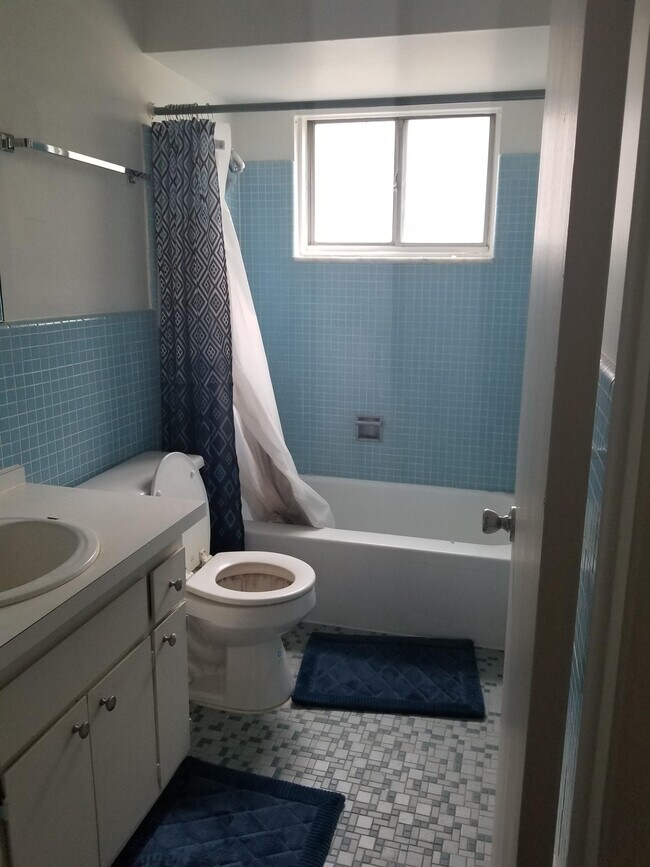 Building Photo - 1820 Axtell Dr