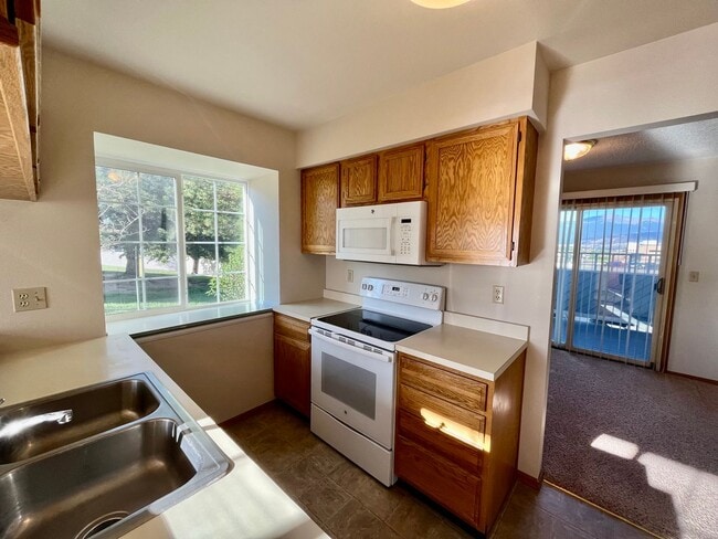 Building Photo - Cozy 2 Bedroom Townhome Nestled in Quiet Gated Community