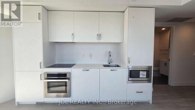 Building Photo - 88 Queen St E