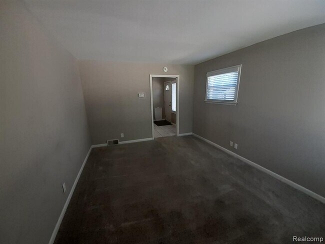 Building Photo - 1518 E George Ave