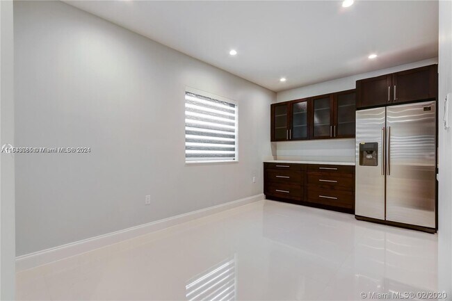 Building Photo - 1402 SE 9th Ct