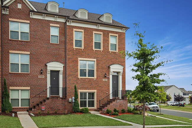Building Photo - 3 Bed 4.5 Bath - Silver Spring Townhouse i...