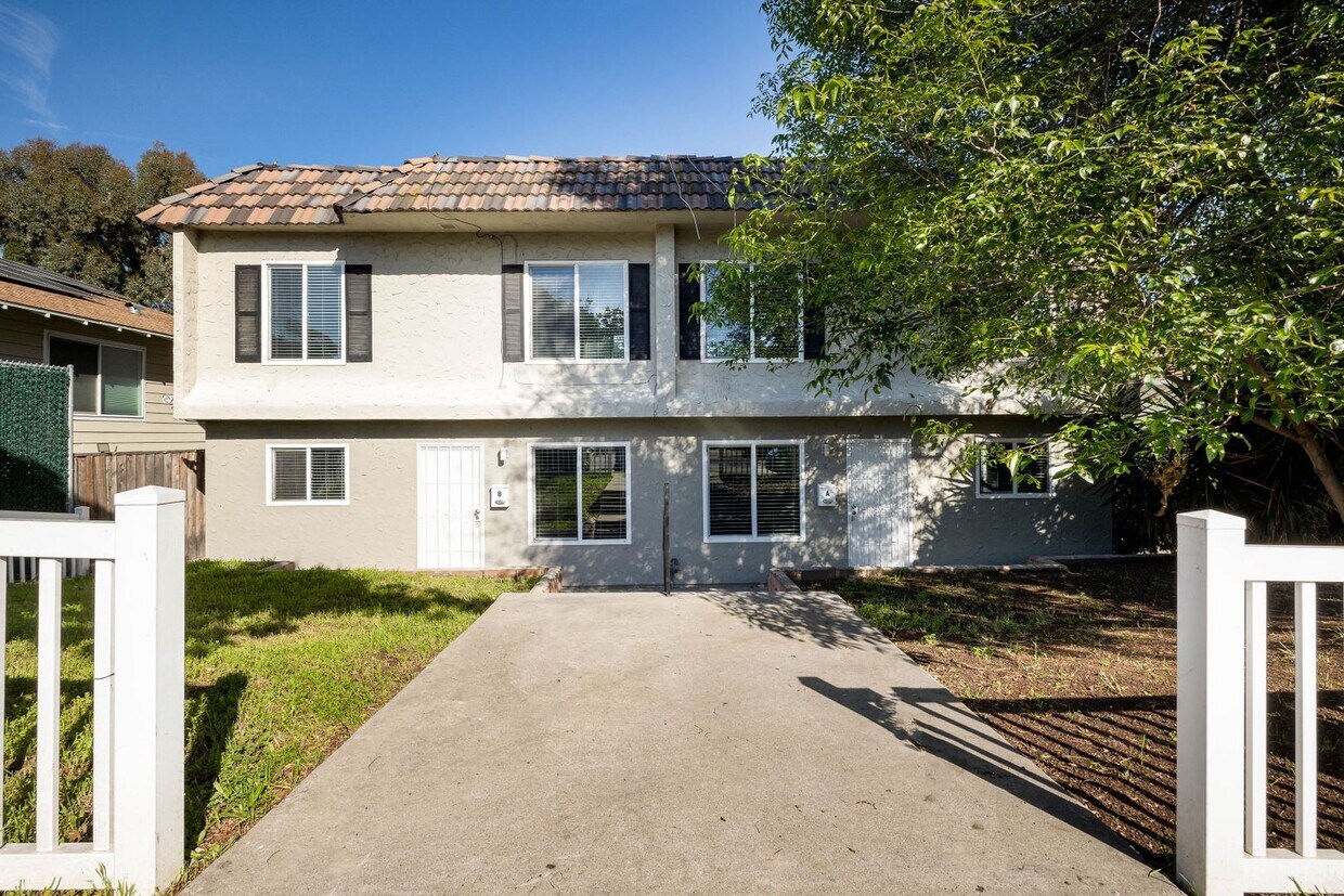 Primary Photo - Completely Remodeled 5 Bedroom Home - Ever...