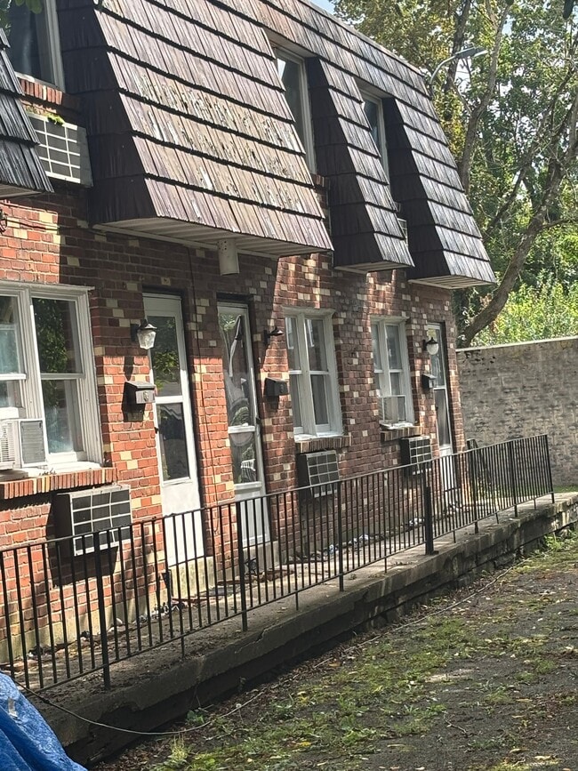 Building Photo - 154 Glenn St