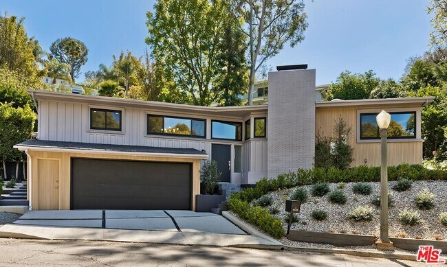 Foto del edificio - 3141 Lake Hollywood Dr