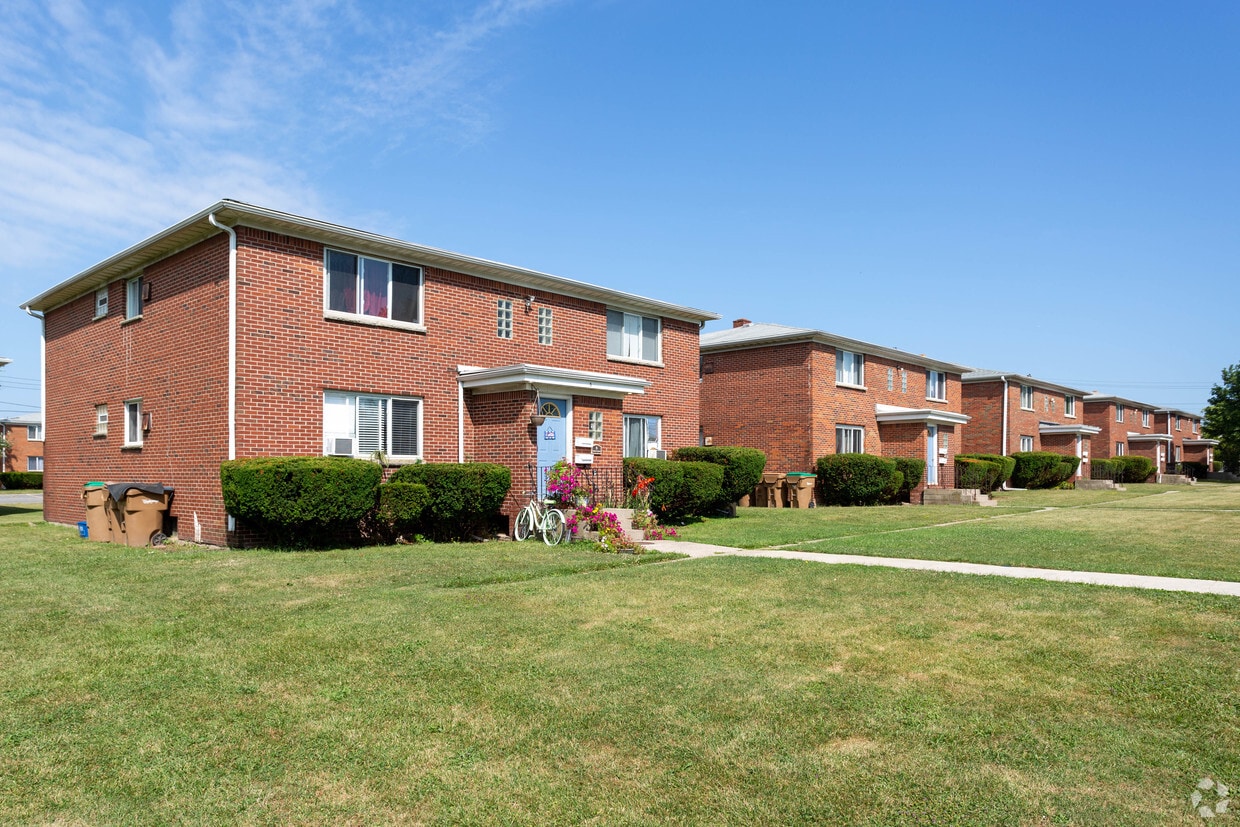 Primary Photo - U-Crest & Belvedere Manor Apartments