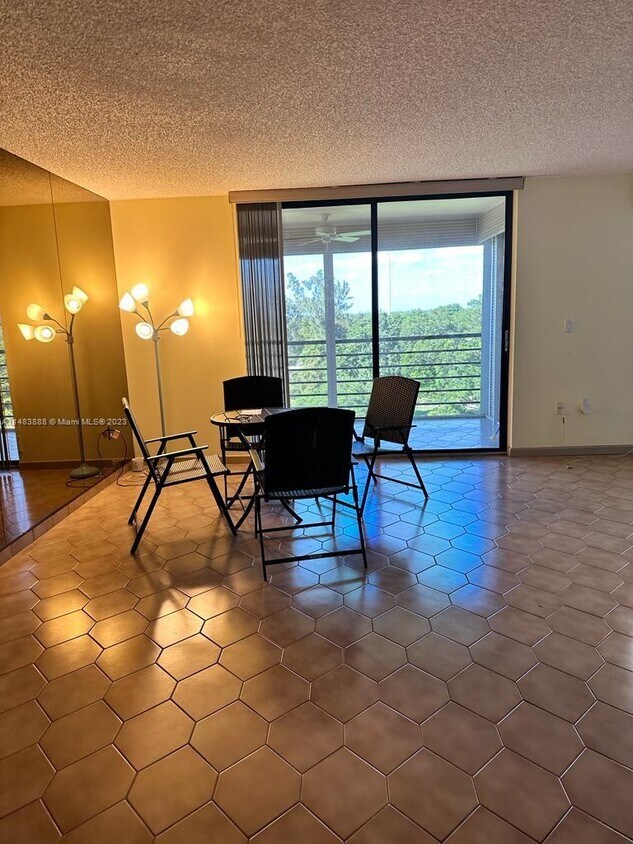 Foto principal - 900 Saint Charles Pl
