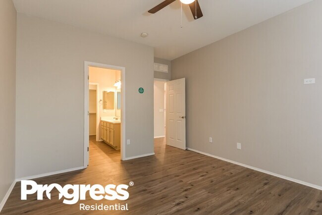 Building Photo - 405 East Placita Nodo
