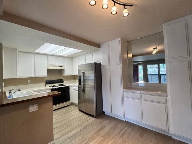 Building Photo - Ground Floor Condo - Available For Lease!