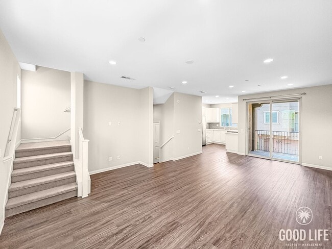 Building Photo - Beautiful 2B/2.5BA Townhouse. NEWER CONSTR...