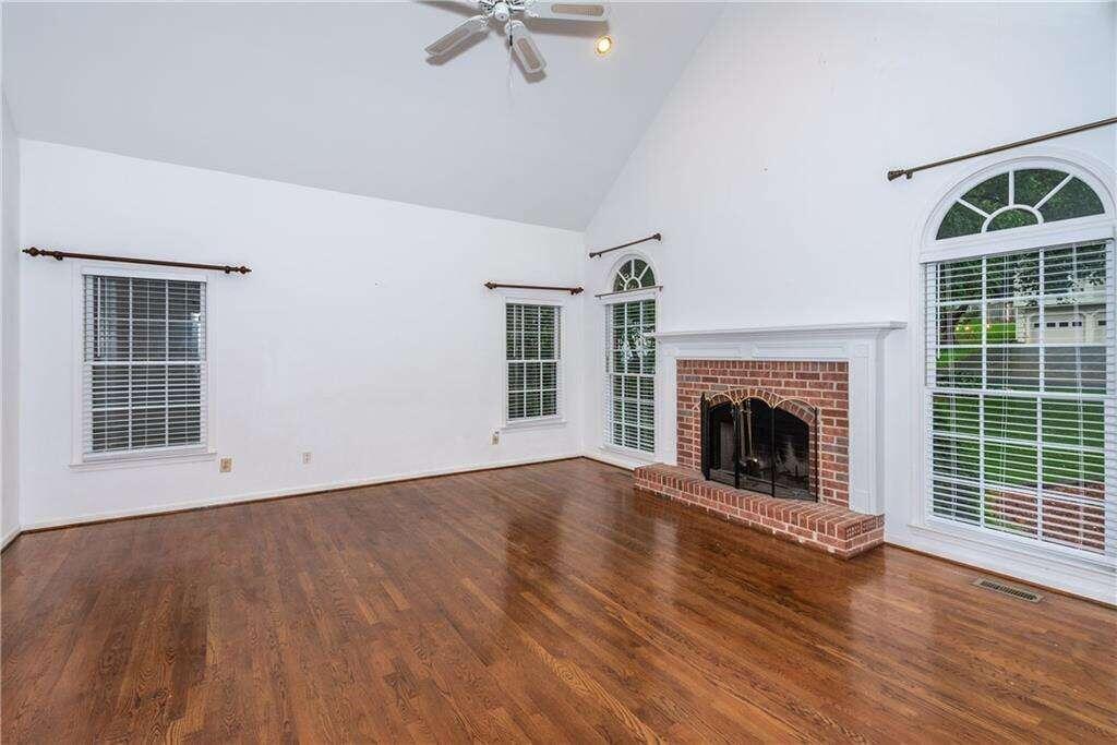 Primary Photo - 221 Tennis Ct Ln