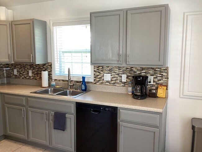 Foto del edificio - NEW PRICE!! Move in Ready Single Family Home - 4 bedroom - 1.5 Bathroom on Stock Island