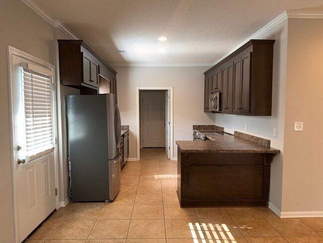 Building Photo - LEASING FOR FALL 2027 3 Bed/3 Bath Forest Lake Home less than a mile from campus!