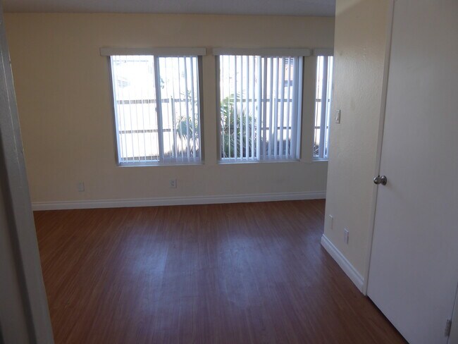 Sala de estar con vista al patio. - 214 Melrose Dr