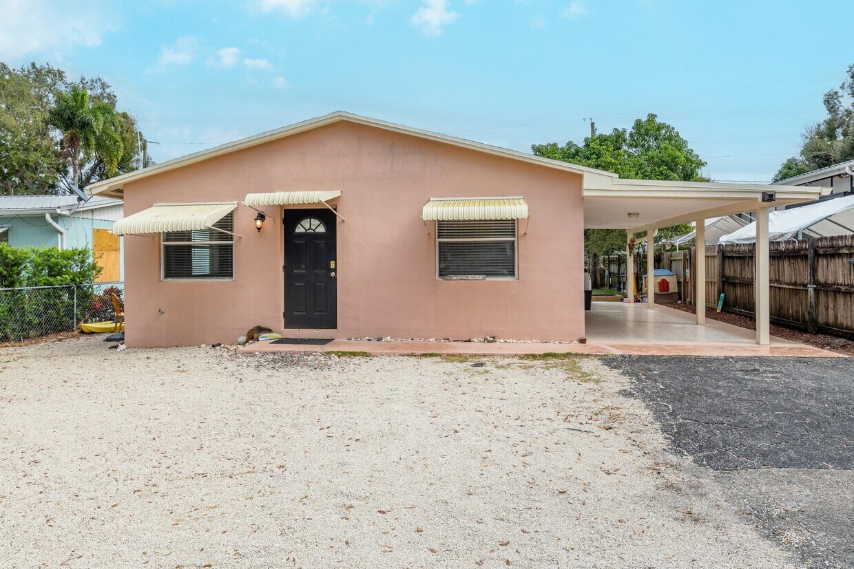 Primary Photo - 705 N Loxahatchee Dr