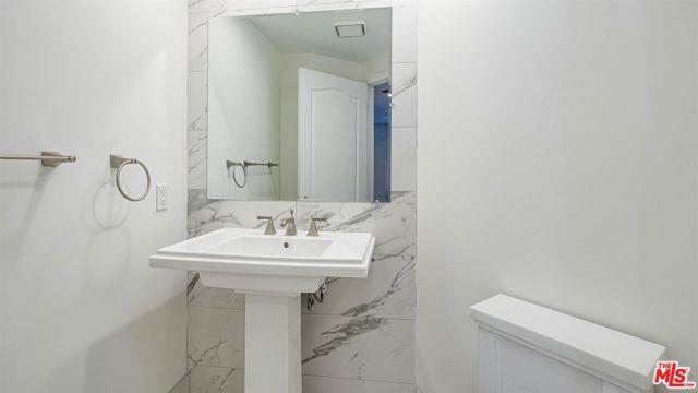 Building Photo - 10555 Ashton Ave