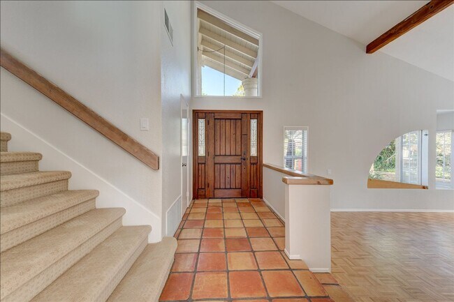 Foto del edificio - 407 Village Center Dr