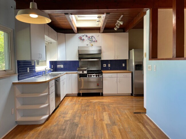 Building Photo - Spacious 3 bd, 1 3/4 bath North Valley