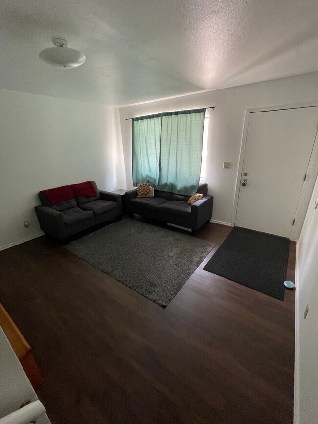 Building Photo - Your Ideal Home Close to Campus!