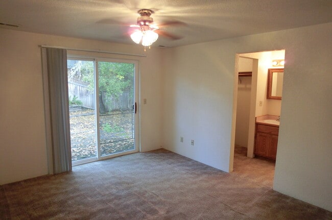 Building Photo - 108 NW Sinclair Dr