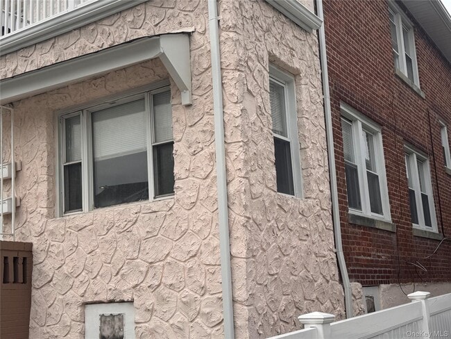 Building Photo - 645 E Beech St