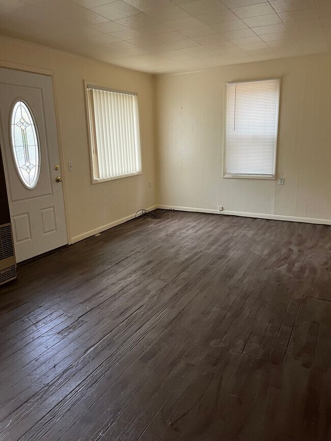 Building Photo - 2 Bedroom House