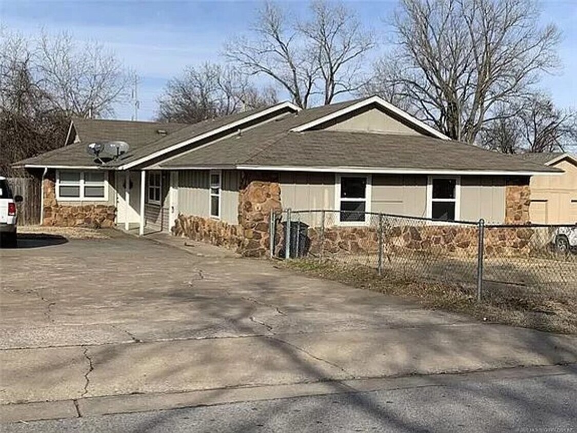 Primary Photo - E 11th Ct Duplex