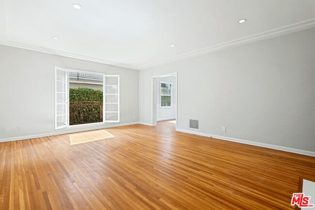 Foto del edificio - 823 N Edinburgh Ave