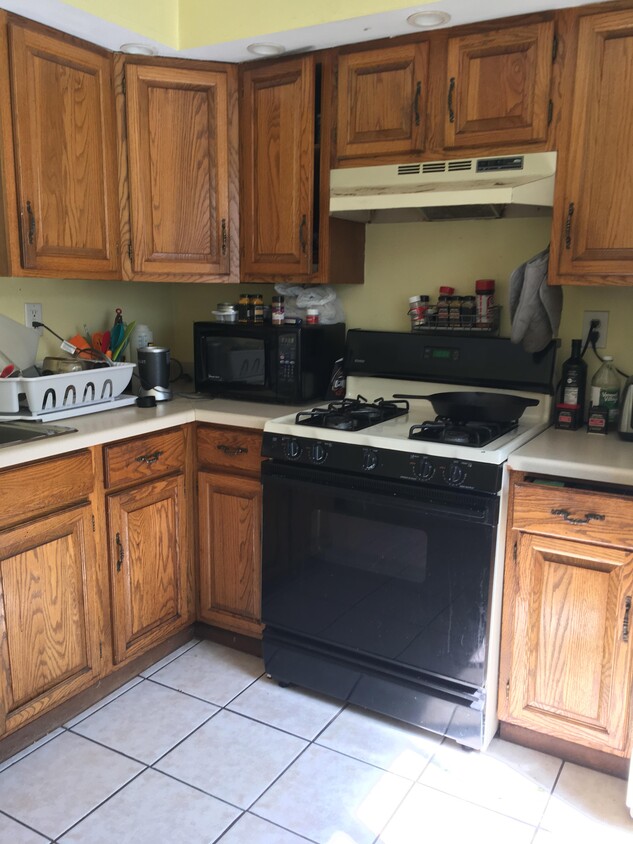 Kitchen - 286 Prior Ave N