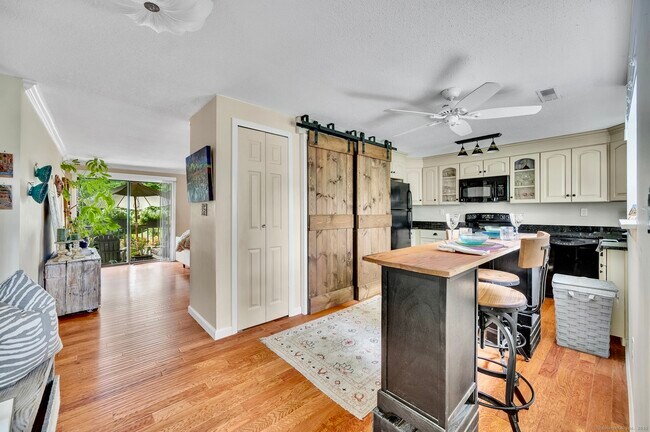 Foto del edificio - 74 Hollister Way S