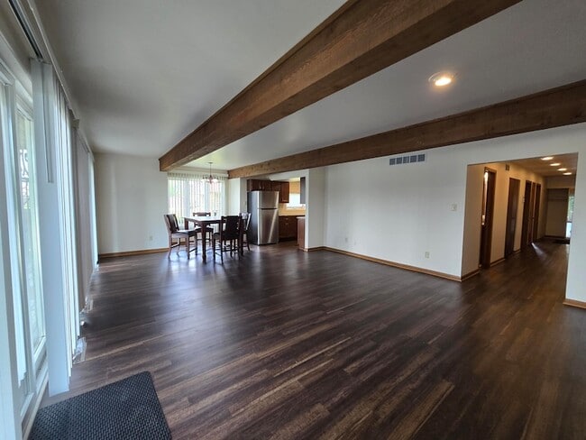 Building Photo - 1500 Camellia Dr