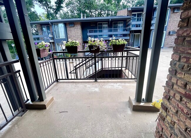 Foto del edificio - 6239 Charing Cross Ln
