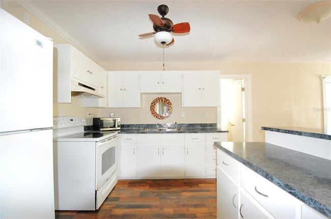 Building Photo - 247 Short St