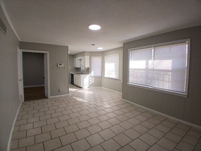 Foto del edificio - Beautifully Renovated 3 bedroom 2.5 bath Home - Open To Section 8