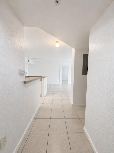 Building Photo - 121 SW Palm Dr