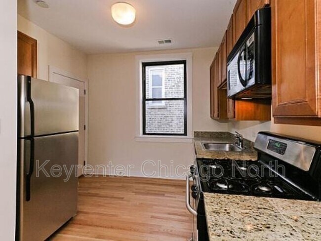 Building Photo - 907 W Cornelia Ave