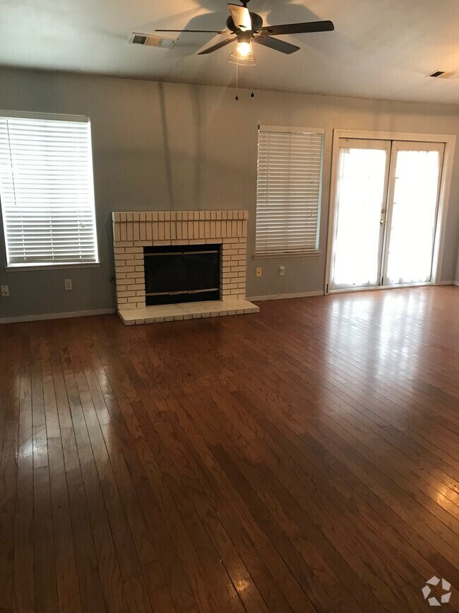Windsor Court Pet Friendly Apartments for Rent Lemoore, CA 1