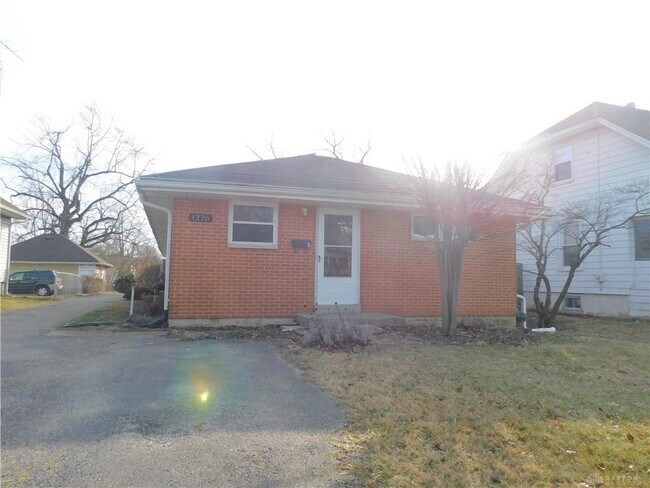 Foto del edificio - 1226 Kemper Ave