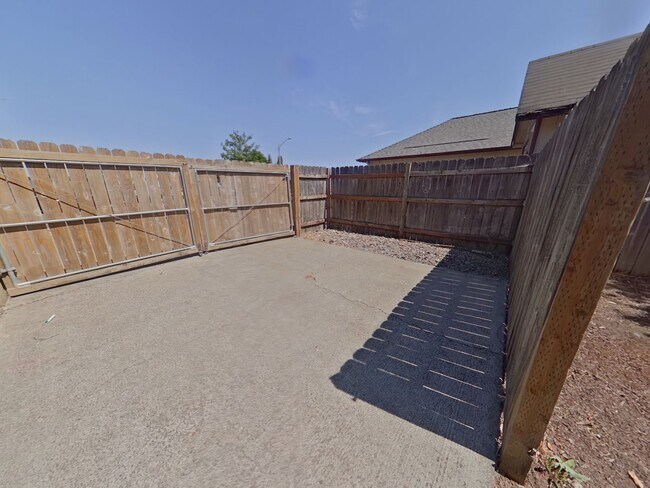 Foto del edificio - 4 bedroom on a large corner lot