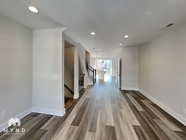 Building Photo - 586 W End Dr