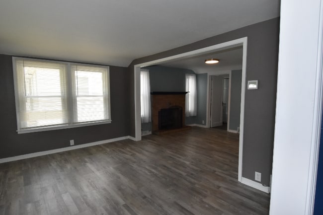 Building Photo - 817 S Prairie Ave