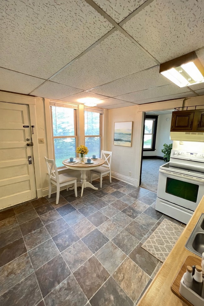 Building Photo - 1st Floor 1+ Bedroom Apartment! AVAILABLE MAY!